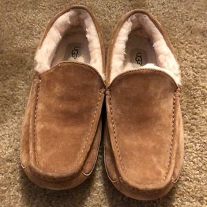 Men’s UGG lightly worn slippers. Size 8